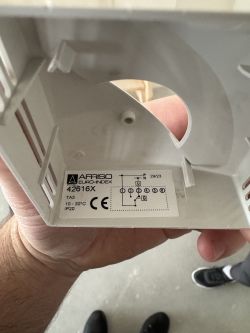 Obudowa starego termostatu AFRISO TA3 z widoczną etykietą techniczną.