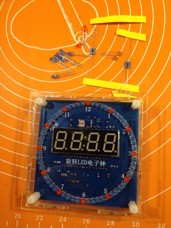 Świecąca karuzela albo inaczej zegarek z sekundnikiem innym niż zwykle. Studio Clock.