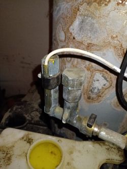 Zbliżenie na część myjki Karcher, zawór z przewodami i osadnikiem.