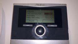 Sterownik systemu ogrzewania Vaillant z wyświetlaczem pokazującym parametry.