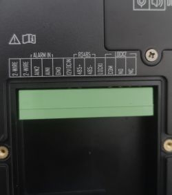Zbliżenie na panel zewnętrzny złącz, oznaczenia ALARM IN, RS485 i LOCK2