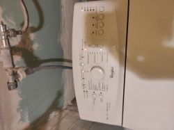 Pralka Whirlpool AWE70120 z wyświetlanym kodem błędu F06.