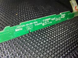 Zbliżenie na uszkodzoną płytkę drukowaną panelu sterowania monitora Philips