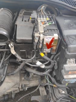 Widok komory silnika z zaznaczonym modułem elektronicznym i przewodami