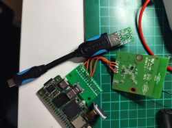 Komponenty elektroniczne podłączone do karty WiFi i adaptera USB C.