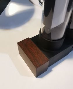 PLA-Druckbasis mit braunem Element Basis aus PLA-Druck mit angebrachtem braunem Element.