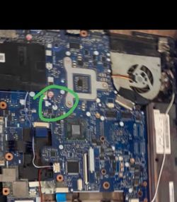 Lenovo G580 - wiatrak działa 1-2 sekundy, gaśnie - odpadła część z płyty głównej