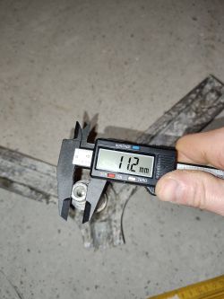 Suwmiarka mierząca element metalowy krzyżaka do bębna pralki.