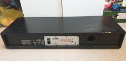 Soundbar Canton DM90 widoczny z tyłu, pokazujący różne złącza i porty.