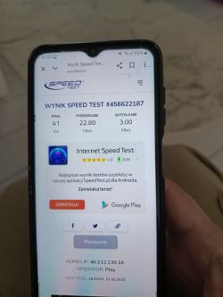 Ekran telefonu z wynikami testu prędkości Internetu w sieci Play
