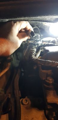 Gdzie podłączyć wiszącą wtyczkę w Peugeot 307 2.0 HDI 136km '04?