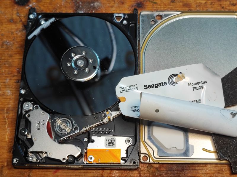Interior of Seagate Momentus 750 GB Drive Interior of a Seagate Momentus 750 GB hard drive with partially dismantled casing.
