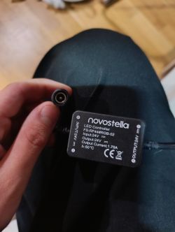 Sterownik LED Novostella z wejściem 24V i złączem DC w dłoni