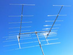 Konstrukcja anteny Yagi na tle błękitnego nieba.