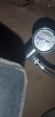 Manometr pokazujący ciśnienie 1,4 bara
