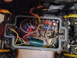 Elektronik in einem ferngesteuerten Fahrzeug Elektronische Einrichtung mit Arduino-Modulen in einem ferngesteuerten Fahrzeug.