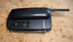 Wnętrze telefonu stacjonarnego bezprzewodowego - Panasonic KX-TC1001 - 1999 rok Wnętrze telefonu stacjonarnego bezprzewodowego - Panasonic KX-TC1001 - 1999 rok