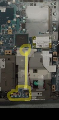 Zaznaczona taśma łącząca płytkę z diodami LED i płytą główną laptopa