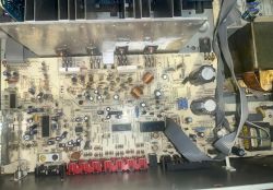 Widok wnętrza wzmacniacza Pioneer SX-202R z ukazanymi elementami elektroniki.