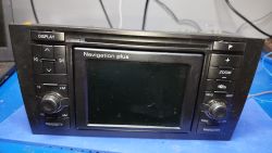 Panel urządzenia Radio Navigation Plus z przyciskami funkcyjnymi i wyłączonym ekranem.