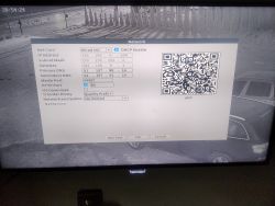 Zrzut ekranu ustawień sieciowych rejestratora Hilook z widocznym kodem QR.