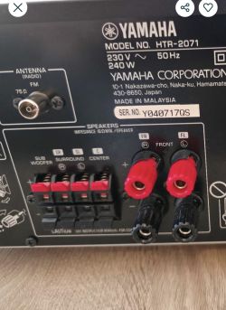 Tył amplitunera Yamaha HTR-2071 z gniazdem anteny FM i zaciskami głośnikowymi