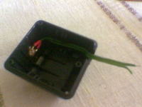 Montarz diody LED w ładowarce.
