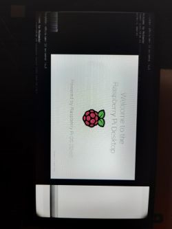 Ekran dotykowy LCD IPS 7'' z systemem Raspberry Pi OS i zniekształceniami obrazu.