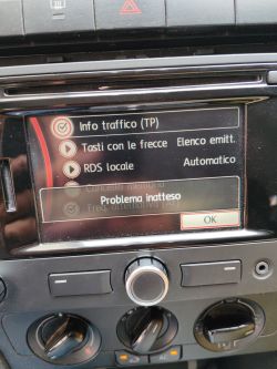 Car radio display showing Italian menu and the message “Problema inatteso” with an OK button.
