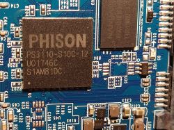 Zbliżenie na płytkę PCB z układem PHISON PS3110 i elementami SMD