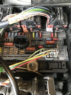 Zbliżenie na skrzynkę bezpieczników w samochodzie.