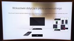 Ekran telewizora Samsung UE65JS9500L z treścią instrukcji dotyczącej pilota uniwersalnego i widocznymi przebarwieniami.