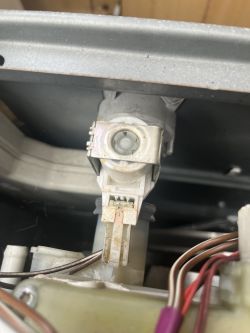 Elektrozawór pokryty dziwną oleistą substancją z widoczną wtyczką i przewodami.