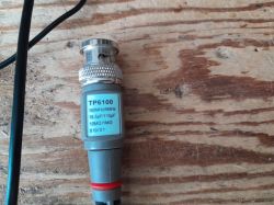 Złącze sondy oscyloskopowej TP6100 z widocznymi parametrami technicznymi