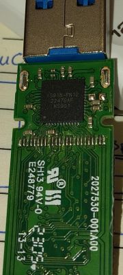 Zbliżenie na płytkę drukowaną pamięci USB z widocznym kontrolerem IS918-FN12.