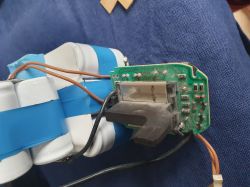 Zbliżenie na płytkę PCB starego akumulatora z widocznymi przewodami i ogniwami cylindrycznymi