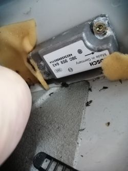 Czujnik Bosch 3B0 959 643 zamontowany wewnątrz samochodu z widocznym otoczeniem.