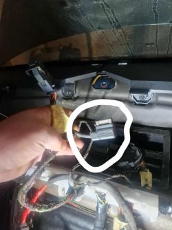 Zbliżenie na wtyczkę z wiązki elektrycznej pod kokpitem Opla Zafiry B