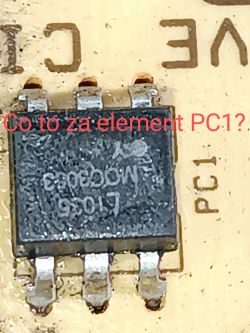 Zbliżenie na element elektroniczny na płytce drukowanej z podpisem „Co to za element PC1?”