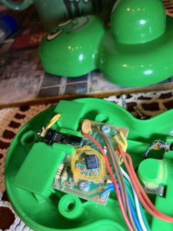 Kupiony Lego Duplo Primo motyl nie działa - sprawdzenie kabli, zimnych lutów i transystora C 124