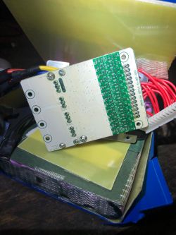 Błąd e10 w Hulajnodze Kaboo po podłączeniu złej ładowarki.