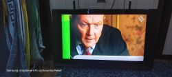 Telewizor Samsung z pionowym zielonym pasem po lewej stronie ekranu