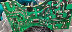 Dolna strona płytki PCB z oznaczeniami R47 i triaka BTA12 Widok dolnej strony płytki PCB z zaznaczonymi elementami R47 i triakiem BTA12