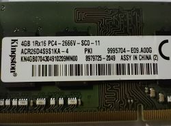 Moduł pamięci RAM Kingston o pojemności 4GB, z widoczną naklejką z danymi technicznymi.
