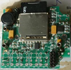 Widok płytki PCB z gniazdem karty SD i wlutowanymi elementami elektronicznymi