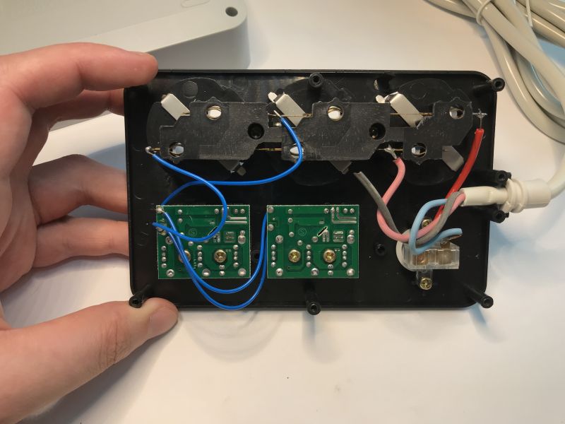 The Lucky Hawk 8204 USB power supply splitter, again about (in)product safety