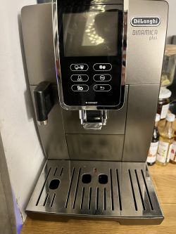 Ekspres do kawy DeLonghi Dinamica Plus na blacie kuchennym.