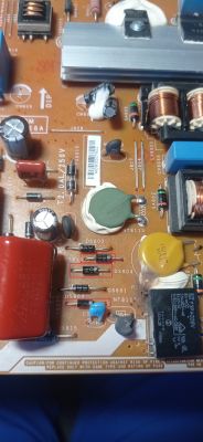 Zbliżenie na płytkę drukowaną z różnymi komponentami elektronicznymi, takimi jak diody, rezystory i kondensatory.