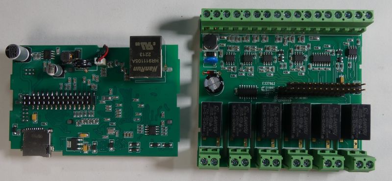 Dwie płytki drukowane PCB z elementami elektronicznymi, złączami i przekaźnikami.