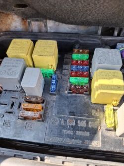 Zbliżenie na skrzynkę bezpieczników w samochodzie Mercedes Vito 639 z różnokolorowymi przekaźnikami i bezpiecznikami.